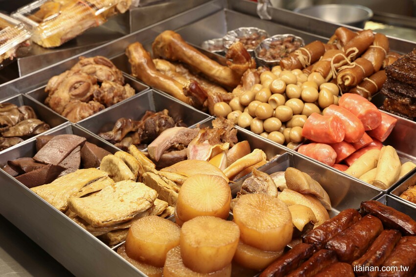 只要10元起就能吃到!黃昏市場裡藏王品主廚美食,用滷油雞的滷汁滷出的港式滷味,香氣獨特「金福記港式滷味油雞」每日限量,晚來吃不到|台南尚青黃昏市場|崇義黃昏市場 - 台南好Food遊