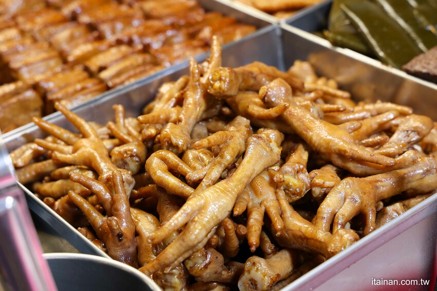 只要10元起就能吃到!黃昏市場裡藏王品主廚美食,用滷油雞的滷汁滷出的港式滷味,香氣獨特「金福記港式滷味油雞」每日限量,晚來吃不到|台南尚青黃昏市場|崇義黃昏市場 - 台南好Food遊