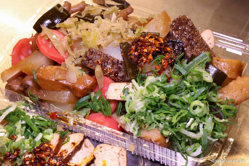 只要10元起就能吃到!黃昏市場裡藏王品主廚美食,用滷油雞的滷汁滷出的港式滷味,香氣獨特「金福記港式滷味油雞」每日限量,晚來吃不到|台南尚青黃昏市場|崇義黃昏市場 - 台南好Food遊