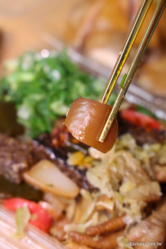 只要10元起就能吃到!黃昏市場裡藏王品主廚美食,用滷油雞的滷汁滷出的港式滷味,香氣獨特「金福記港式滷味油雞」每日限量,晚來吃不到|台南尚青黃昏市場|崇義黃昏市場 - 台南好Food遊