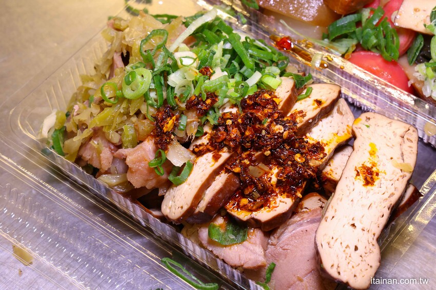 只要10元起就能吃到!黃昏市場裡藏王品主廚美食,用滷油雞的滷汁滷出的港式滷味,香氣獨特「金福記港式滷味油雞」每日限量,晚來吃不到|台南尚青黃昏市場|崇義黃昏市場 - 台南好Food遊