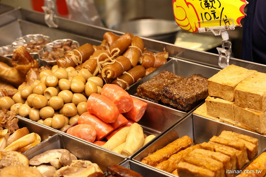 只要10元起就能吃到!黃昏市場裡藏王品主廚美食,用滷油雞的滷汁滷出的港式滷味,香氣獨特「金福記港式滷味油雞」每日限量,晚來吃不到|台南尚青黃昏市場|崇義黃昏市場 - 台南好Food遊