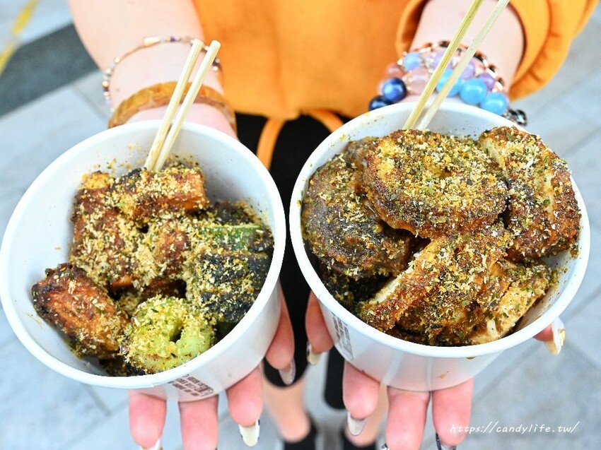 炳叔烤玉米｜台中必吃烤玉米推薦！六種口味任你選，在一中商圈也吃得到人氣烤玉米 - 糖糖's 享食生活