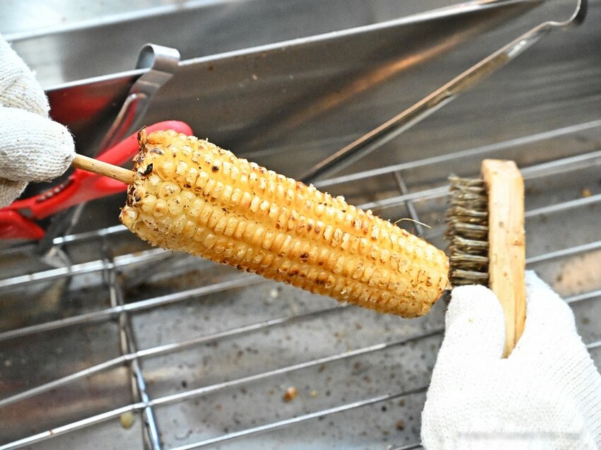 炳叔烤玉米｜台中必吃烤玉米推薦！六種口味任你選，在一中商圈也吃得到人氣烤玉米 - 糖糖's 享食生活