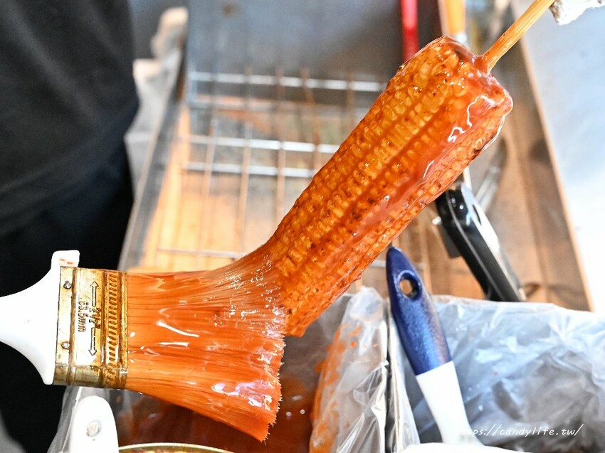 炳叔烤玉米｜台中必吃烤玉米推薦！六種口味任你選，在一中商圈也吃得到人氣烤玉米 - 糖糖's 享食生活