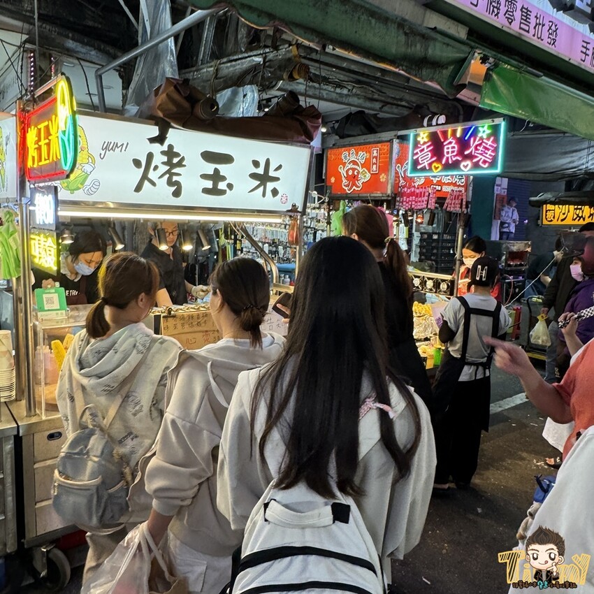 桃園市中壢區桃園中壢嵩烤玉米 這是我們在中原夜市看過最大支的烤玉米 (菜單營業時間地址電話) - 跟著踢小米吃喝玩樂趣