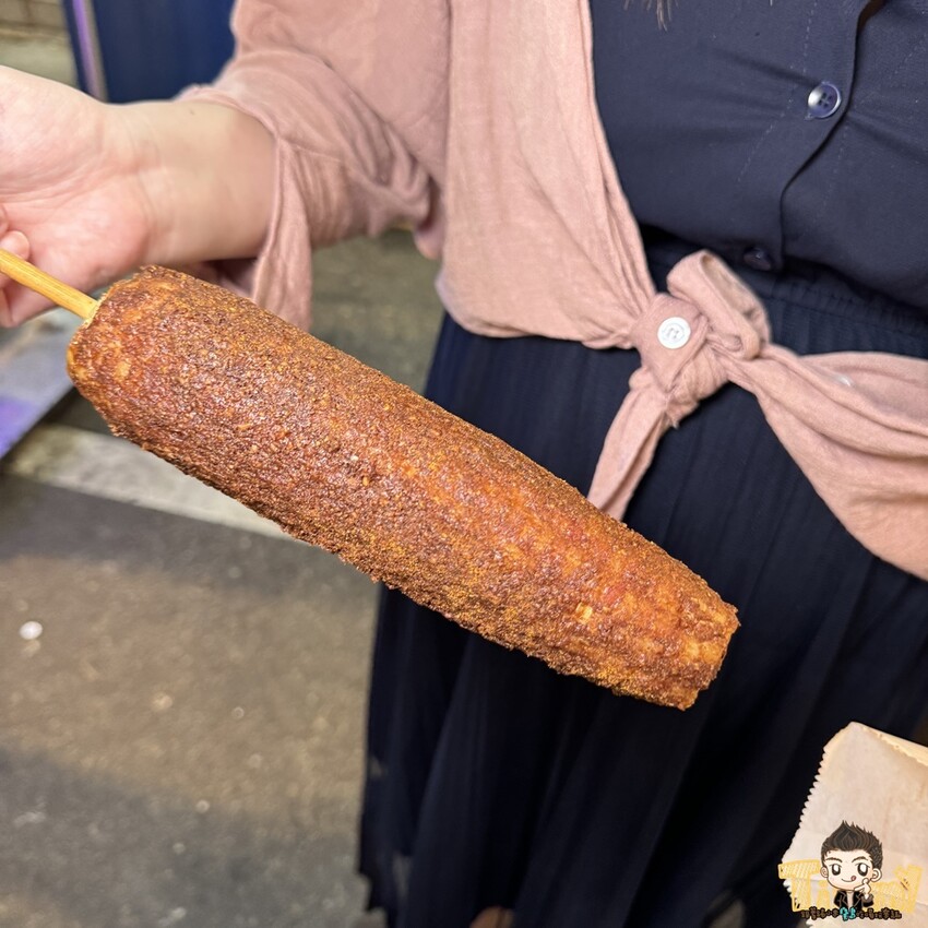 桃園市中壢區桃園中壢嵩烤玉米 這是我們在中原夜市看過最大支的烤玉米 (菜單營業時間地址電話) - 跟著踢小米吃喝玩樂趣