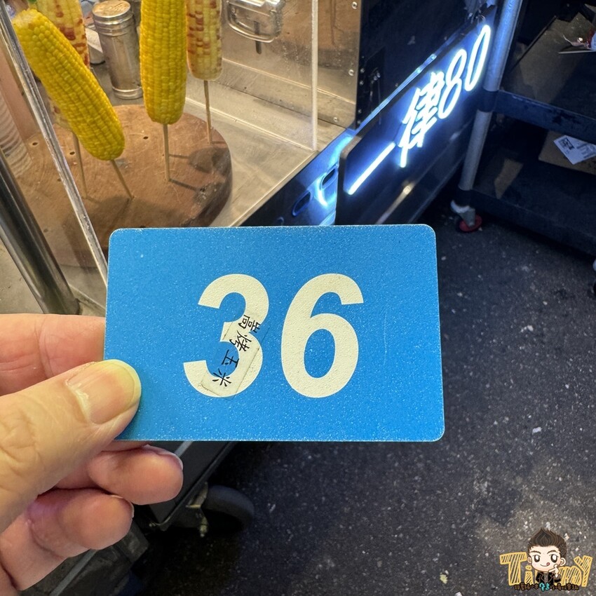 桃園市中壢區桃園中壢嵩烤玉米 這是我們在中原夜市看過最大支的烤玉米 (菜單營業時間地址電話) - 跟著踢小米吃喝玩樂趣