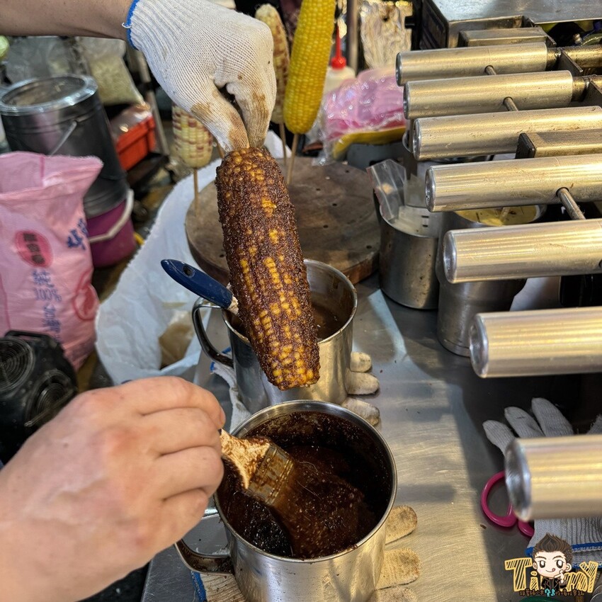 桃園市中壢區桃園中壢嵩烤玉米 這是我們在中原夜市看過最大支的烤玉米 (菜單營業時間地址電話) - 跟著踢小米吃喝玩樂趣