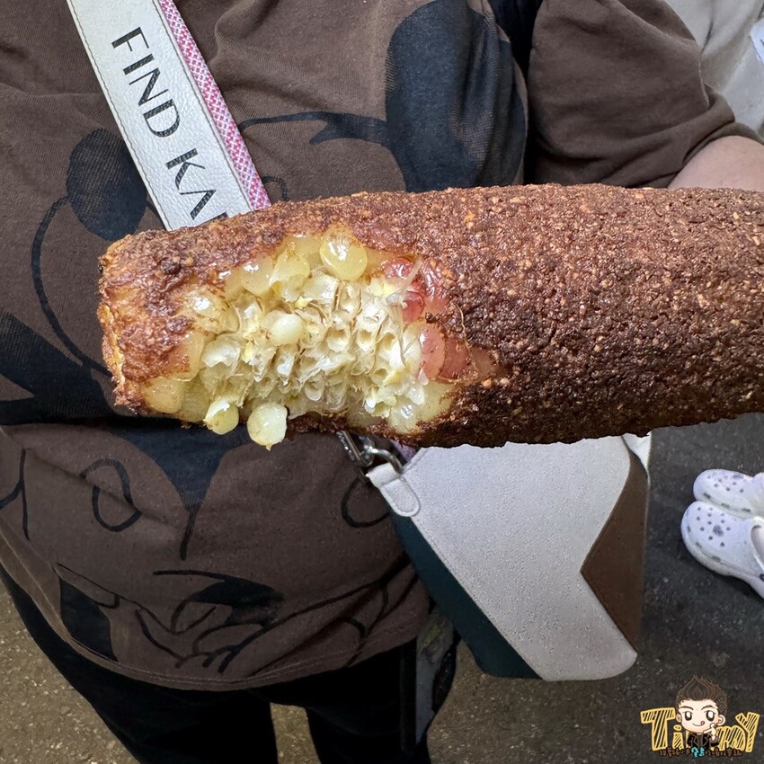 桃園市中壢區桃園中壢嵩烤玉米 這是我們在中原夜市看過最大支的烤玉米 (菜單營業時間地址電話) - 跟著踢小米吃喝玩樂趣