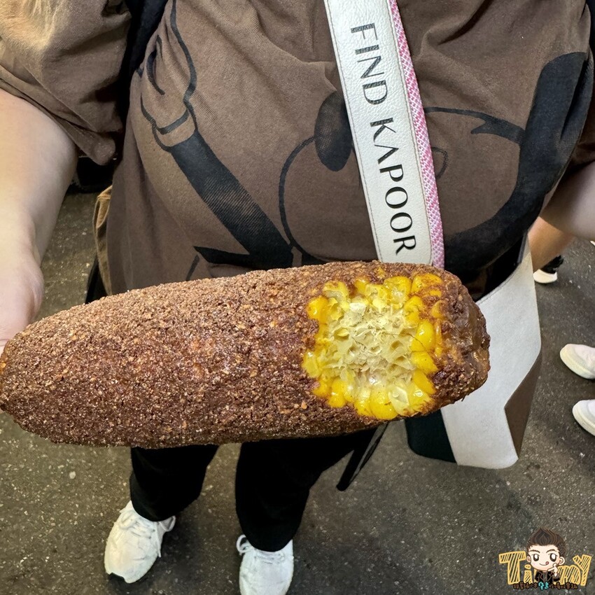 桃園市中壢區桃園中壢嵩烤玉米 這是我們在中原夜市看過最大支的烤玉米 (菜單營業時間地址電話) - 跟著踢小米吃喝玩樂趣