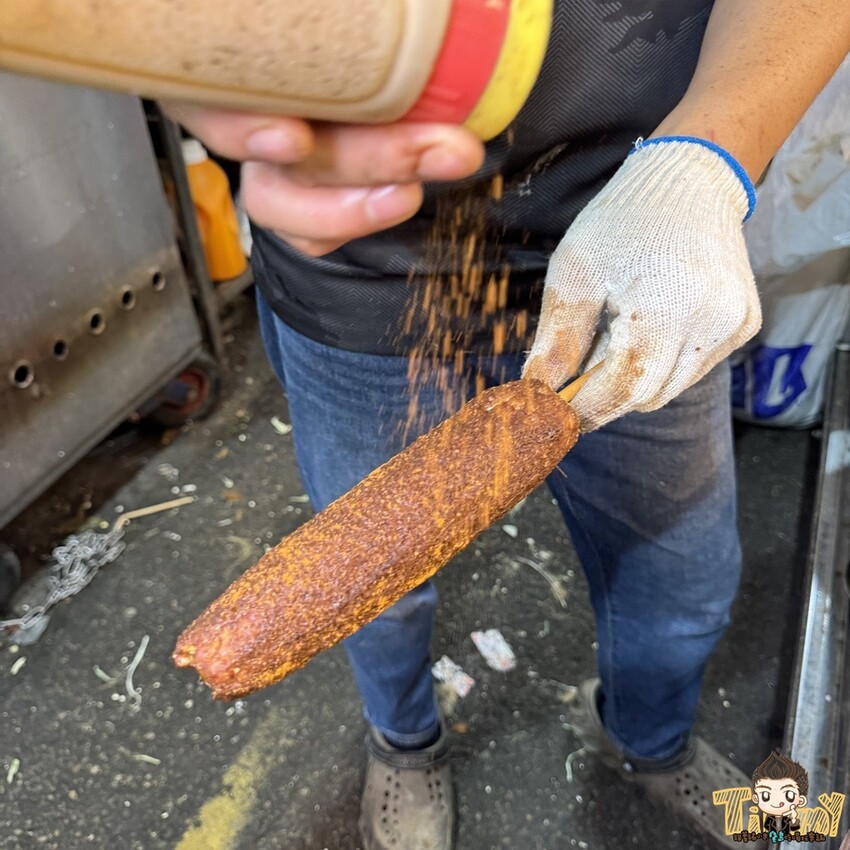 桃園市中壢區桃園中壢嵩烤玉米 這是我們在中原夜市看過最大支的烤玉米 (菜單營業時間地址電話) - 跟著踢小米吃喝玩樂趣