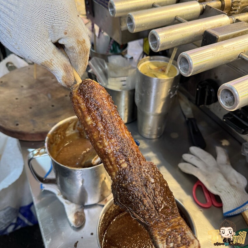 桃園市中壢區桃園中壢嵩烤玉米 這是我們在中原夜市看過最大支的烤玉米 (菜單營業時間地址電話) - 跟著踢小米吃喝玩樂趣