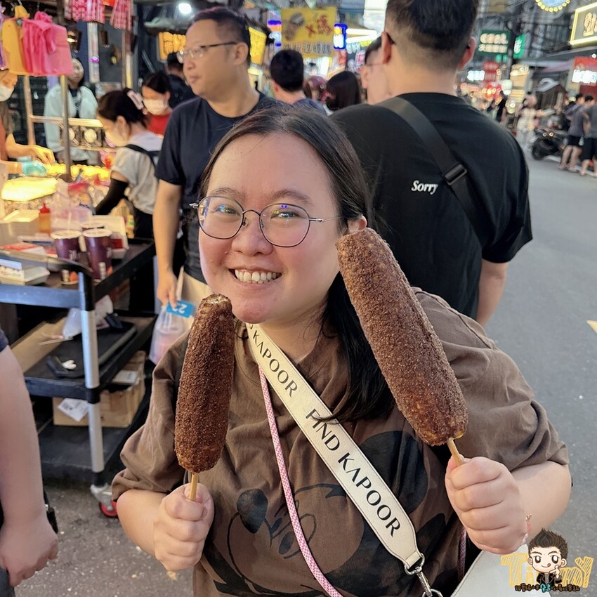 桃園市中壢區桃園中壢嵩烤玉米 這是我們在中原夜市看過最大支的烤玉米 (菜單營業時間地址電話) - 跟著踢小米吃喝玩樂趣