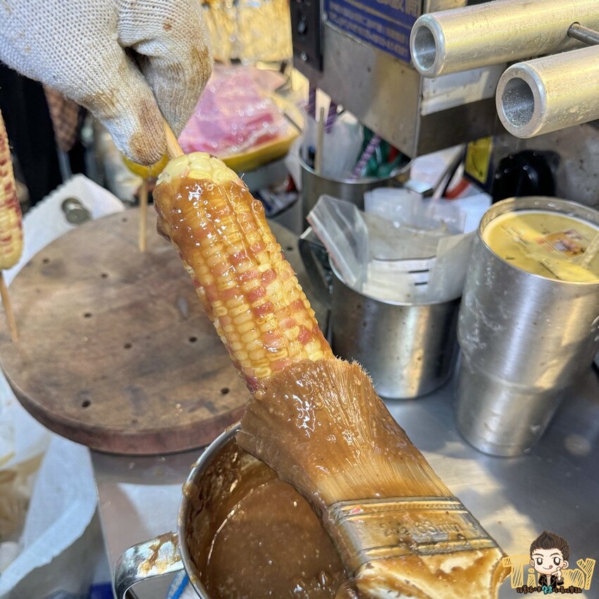 桃園市中壢區桃園中壢嵩烤玉米 這是我們在中原夜市看過最大支的烤玉米 (菜單營業時間地址電話) - 跟著踢小米吃喝玩樂趣