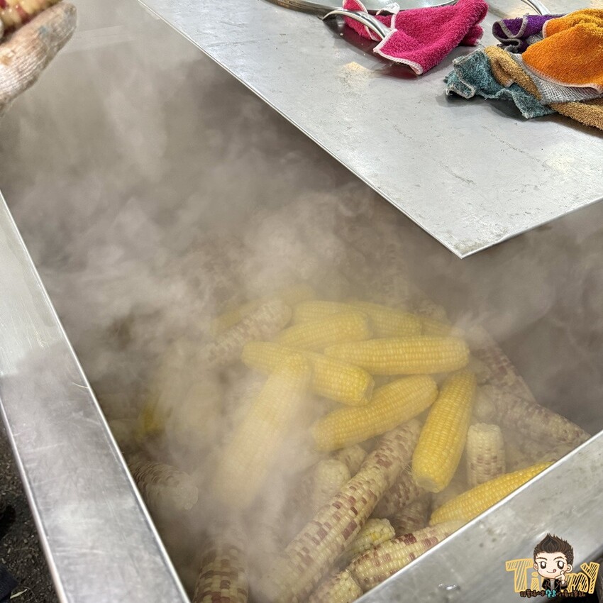 桃園市中壢區桃園中壢嵩烤玉米 這是我們在中原夜市看過最大支的烤玉米 (菜單營業時間地址電話) - 跟著踢小米吃喝玩樂趣