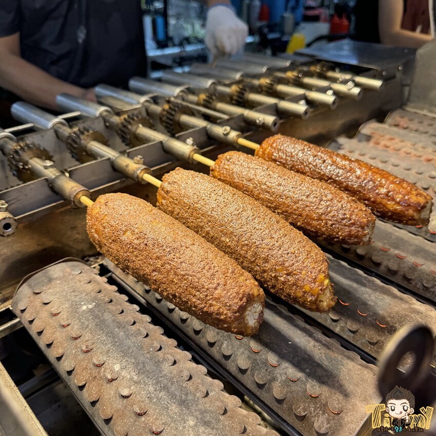 桃園市中壢區桃園中壢嵩烤玉米 這是我們在中原夜市看過最大支的烤玉米 (菜單營業時間地址電話) - 跟著踢小米吃喝玩樂趣