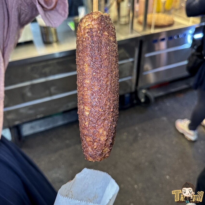 桃園市中壢區桃園中壢嵩烤玉米 這是我們在中原夜市看過最大支的烤玉米 (菜單營業時間地址電話) - 跟著踢小米吃喝玩樂趣