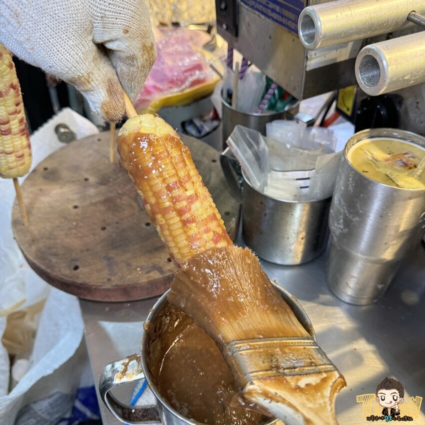 桃園市中壢區桃園中壢嵩烤玉米 這是我們在中原夜市看過最大支的烤玉米 (菜單營業時間地址電話) - 跟著踢小米吃喝玩樂趣