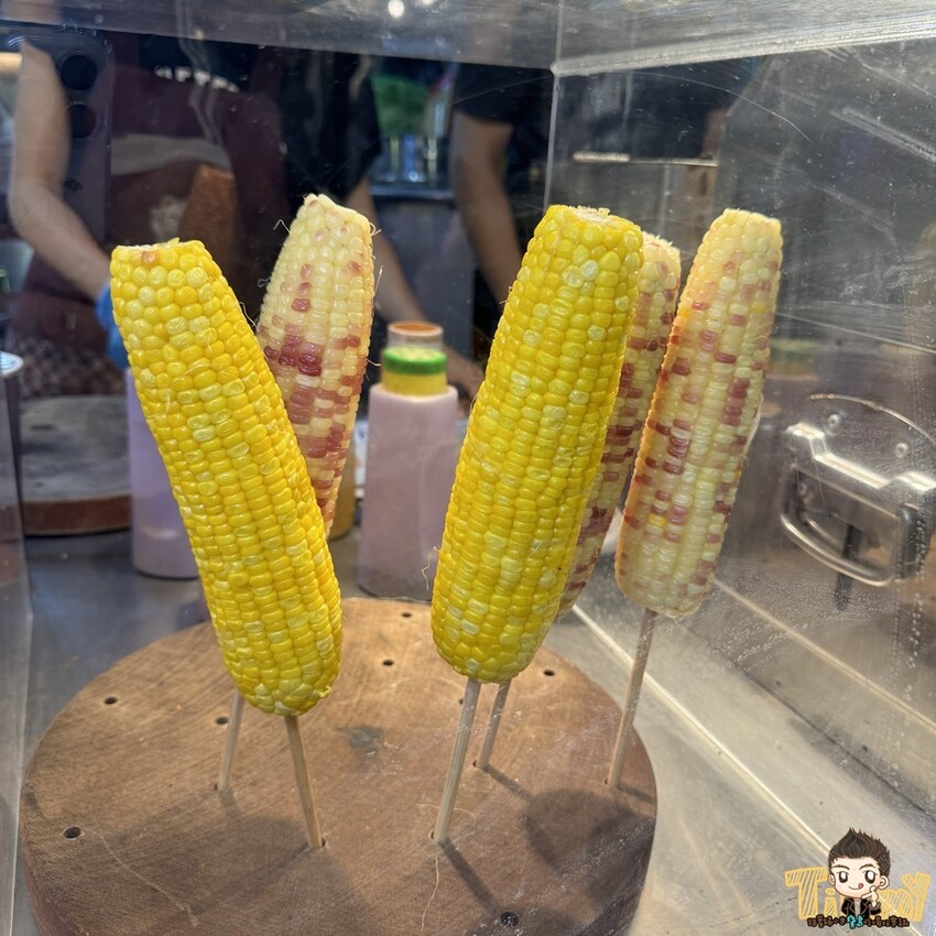 桃園市中壢區桃園中壢嵩烤玉米 這是我們在中原夜市看過最大支的烤玉米 (菜單營業時間地址電話) - 跟著踢小米吃喝玩樂趣