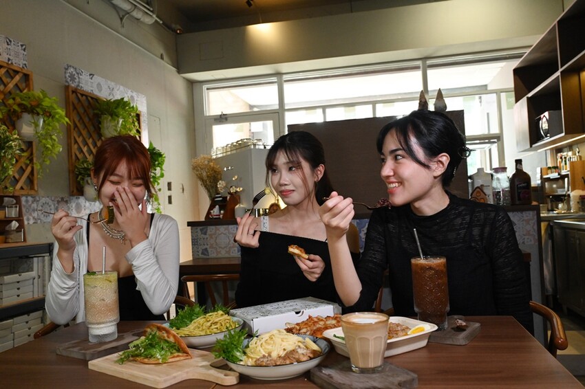 高雄美食。SYDNEY Café 雪梨咖啡 澳洲小拿鐵、義大利麵、批薩、薄餅 平價消費免服務費! - 快樂的過每一天