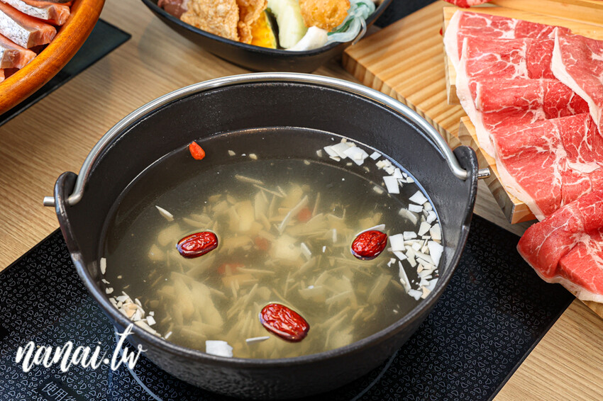 這家新開火鍋店也很猛！26種蔬食自助吧，居然有鳥蛋肉燥，蒸籠點心，雞蛋，統一布丁，中華愛玉任你吃，饗點鍋員林店