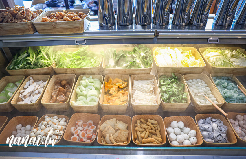 這家新開火鍋店也很猛！26種蔬食自助吧，居然有鳥蛋肉燥，蒸籠點心，雞蛋，統一布丁，中華愛玉任你吃，饗點鍋員林店