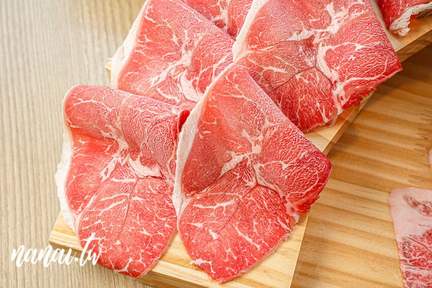 這家新開火鍋店也很猛！26種蔬食自助吧，居然有鳥蛋肉燥，蒸籠點心，雞蛋，統一布丁，中華愛玉任你吃，饗點鍋員林店