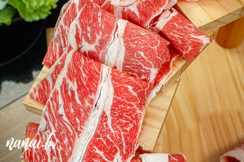 這家新開火鍋店也很猛！26種蔬食自助吧，居然有鳥蛋肉燥，蒸籠點心，雞蛋，統一布丁，中華愛玉任你吃，饗點鍋員林店