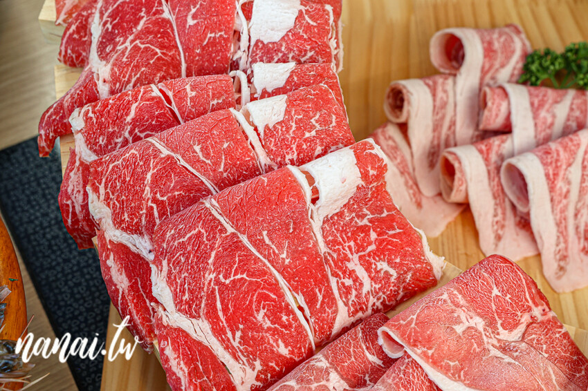 這家新開火鍋店也很猛！26種蔬食自助吧，居然有鳥蛋肉燥，蒸籠點心，雞蛋，統一布丁，中華愛玉任你吃，饗點鍋員林店