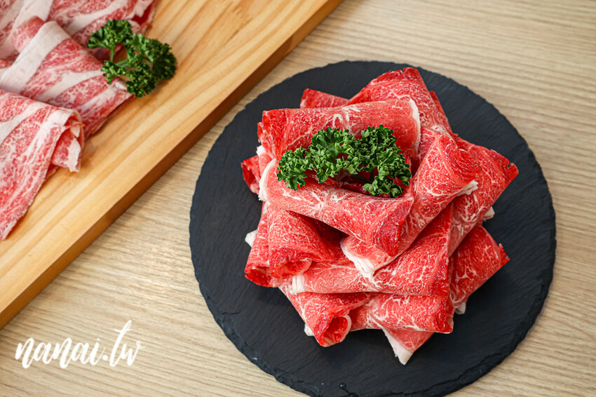 這家新開火鍋店也很猛！26種蔬食自助吧，居然有鳥蛋肉燥，蒸籠點心，雞蛋，統一布丁，中華愛玉任你吃，饗點鍋員林店