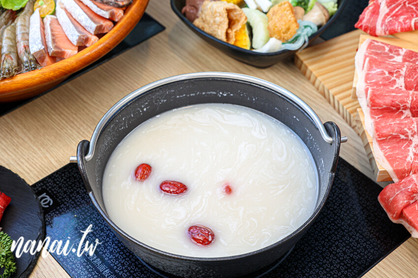 這家新開火鍋店也很猛！26種蔬食自助吧，居然有鳥蛋肉燥，蒸籠點心，雞蛋，統一布丁，中華愛玉任你吃，饗點鍋員林店