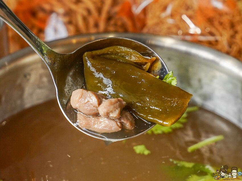 飄香超過一甲子 汕頭泉成沙茶潮鍋 高雄鐵道園區店,高雄人熟悉的汕頭扁魚鍋、澄清路美食、鄰近文山特區鍋物推薦 - 跟著尼力吃喝玩樂&親子生活