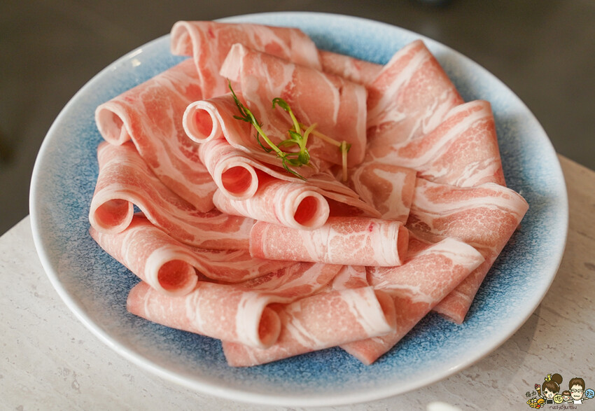 飄香超過一甲子 汕頭泉成沙茶潮鍋 高雄鐵道園區店,高雄人熟悉的汕頭扁魚鍋、澄清路美食、鄰近文山特區鍋物推薦 - 跟著尼力吃喝玩樂&親子生活