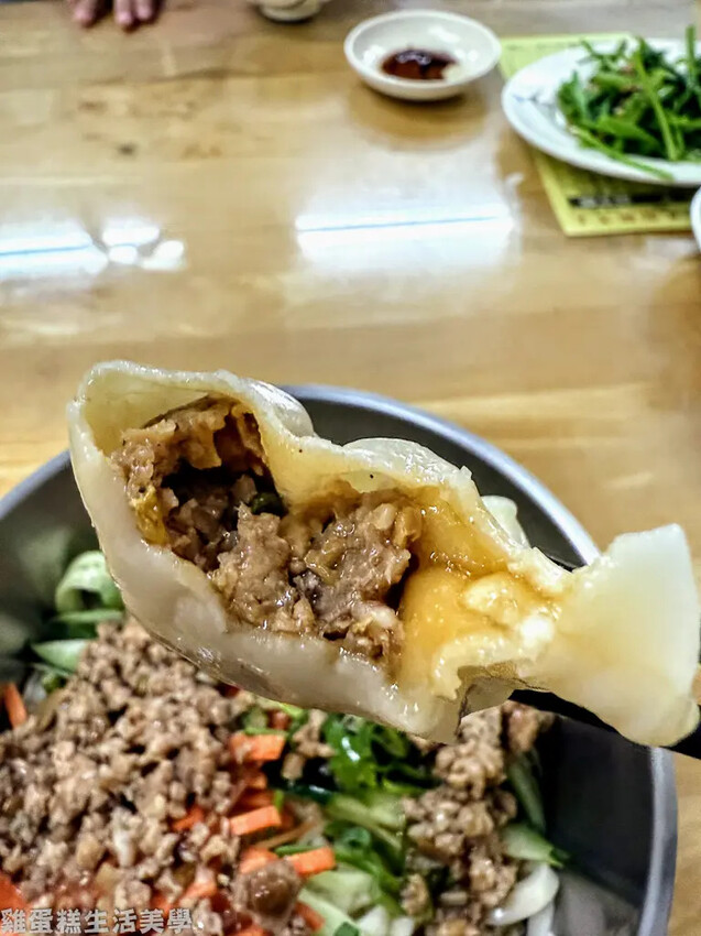 【新竹食記】中央大街餃子王 - 東北酸白菜餃子外皮Q彈內餡超