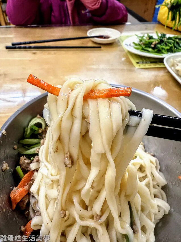 【新竹食記】中央大街餃子王 - 東北酸白菜餃子外皮Q彈內餡超