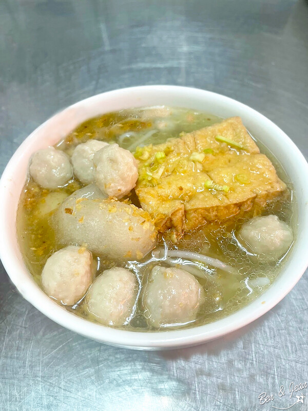 宜蘭必訪老店!1942年創立「信利號阿塗貓耳朵」,必吃Q彈貓耳朵米粉。