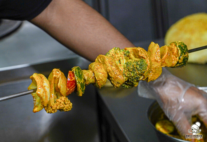 高雄美術館最強的 都瓦哩印度廚房酒館旗艦店，全部都是印度籍主廚現點製作、道地印度餐點、連印度人都大讚 - 跟著尼力吃喝玩樂＆親子生活