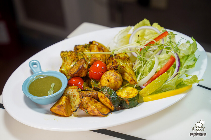 高雄美術館最強的 都瓦哩印度廚房酒館旗艦店，全部都是印度籍主廚現點製作、道地印度餐點、連印度人都大讚 - 跟著尼力吃喝玩樂＆親子生活