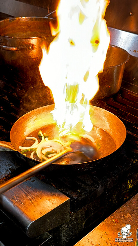 高雄美術館最強的 都瓦哩印度廚房酒館旗艦店，全部都是印度籍主廚現點製作、道地印度餐點、連印度人都大讚 - 跟著尼力吃喝玩樂＆親子生活