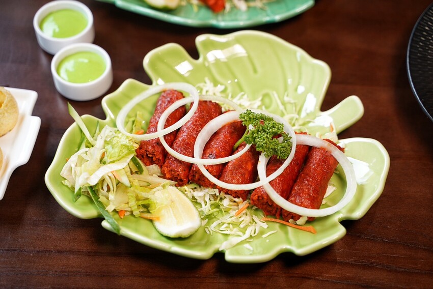 新竹小有名氣的「活力印度餐廳 HOLI Indian Restaurant」 插旗台中啦!老闆、廚師都是印度人,香料烤餅配上奶油雞肉咖哩,真的超級好吃!餐點選擇非常多元~ - 阿華田的美食日記