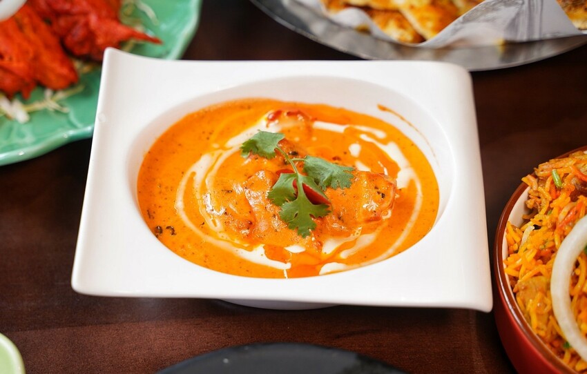 新竹小有名氣的「活力印度餐廳 HOLI Indian Restaurant」 插旗台中啦!老闆、廚師都是印度人,香料烤餅配上奶油雞肉咖哩,真的超級好吃!餐點選擇非常多元~ - 阿華田的美食日記