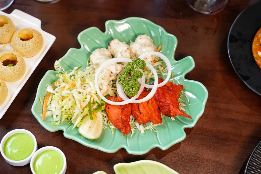 新竹小有名氣的「活力印度餐廳 HOLI Indian Restaurant」 插旗台中啦!老闆、廚師都是印度人,香料烤餅配上奶油雞肉咖哩,真的超級好吃!餐點選擇非常多元~ - 阿華田的美食日記