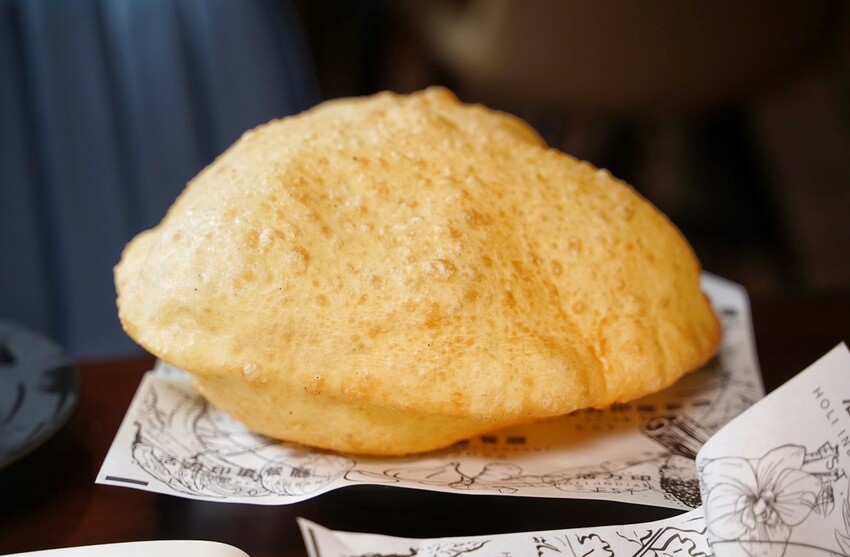 新竹小有名氣的「活力印度餐廳 HOLI Indian Restaurant」 插旗台中啦!老闆、廚師都是印度人,香料烤餅配上奶油雞肉咖哩,真的超級好吃!餐點選擇非常多元~ - 阿華田的美食日記