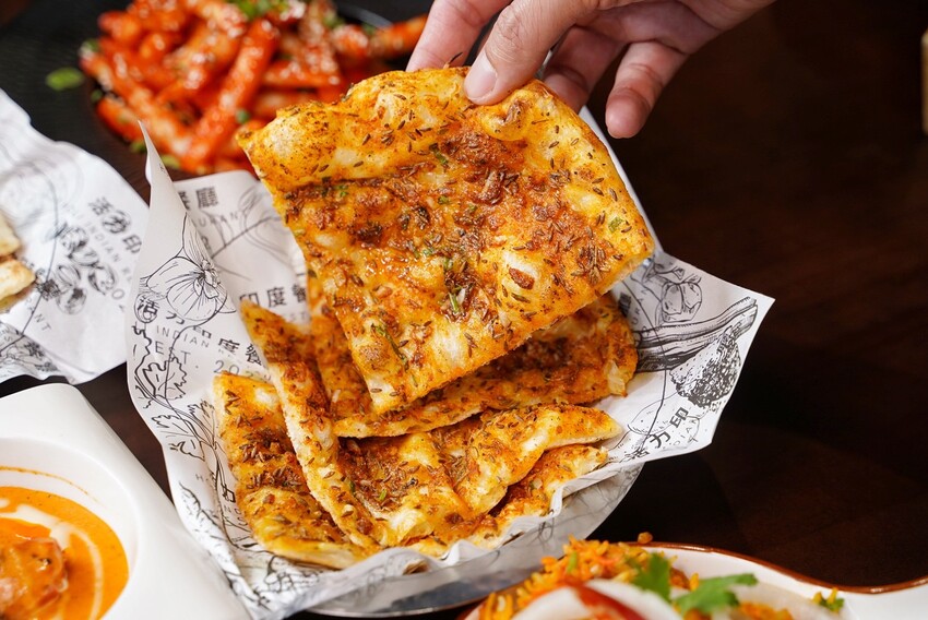 新竹小有名氣的「活力印度餐廳 HOLI Indian Restaurant」 插旗台中啦!老闆、廚師都是印度人,香料烤餅配上奶油雞肉咖哩,真的超級好吃!餐點選擇非常多元~ - 阿華田的美食日記