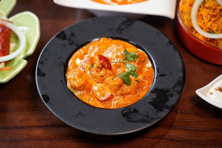 新竹小有名氣的「活力印度餐廳 HOLI Indian Restaurant」 插旗台中啦!老闆、廚師都是印度人,香料烤餅配上奶油雞肉咖哩,真的超級好吃!餐點選擇非常多元~ - 阿華田的美食日記