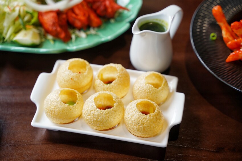 新竹小有名氣的「活力印度餐廳 HOLI Indian Restaurant」 插旗台中啦!老闆、廚師都是印度人,香料烤餅配上奶油雞肉咖哩,真的超級好吃!餐點選擇非常多元~ - 阿華田的美食日記