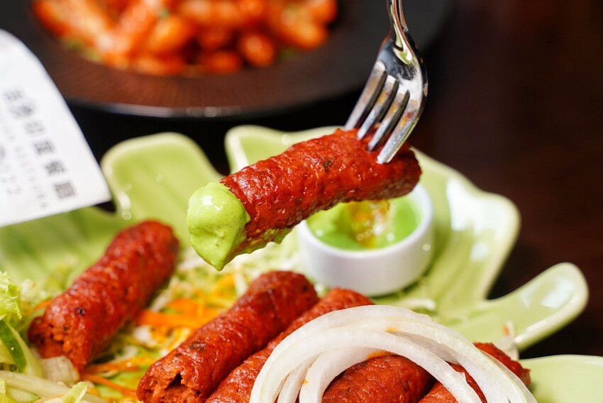 新竹小有名氣的「活力印度餐廳 HOLI Indian Restaurant」 插旗台中啦!老闆、廚師都是印度人,香料烤餅配上奶油雞肉咖哩,真的超級好吃!餐點選擇非常多元~ - 阿華田的美食日記