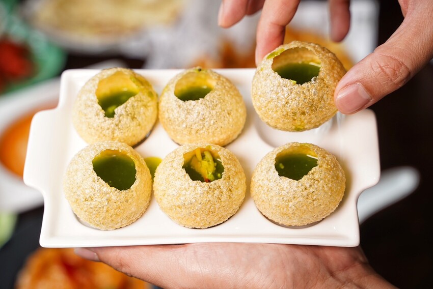 新竹小有名氣的「活力印度餐廳 HOLI Indian Restaurant」 插旗台中啦!老闆、廚師都是印度人,香料烤餅配上奶油雞肉咖哩,真的超級好吃!餐點選擇非常多元~ - 阿華田的美食日記