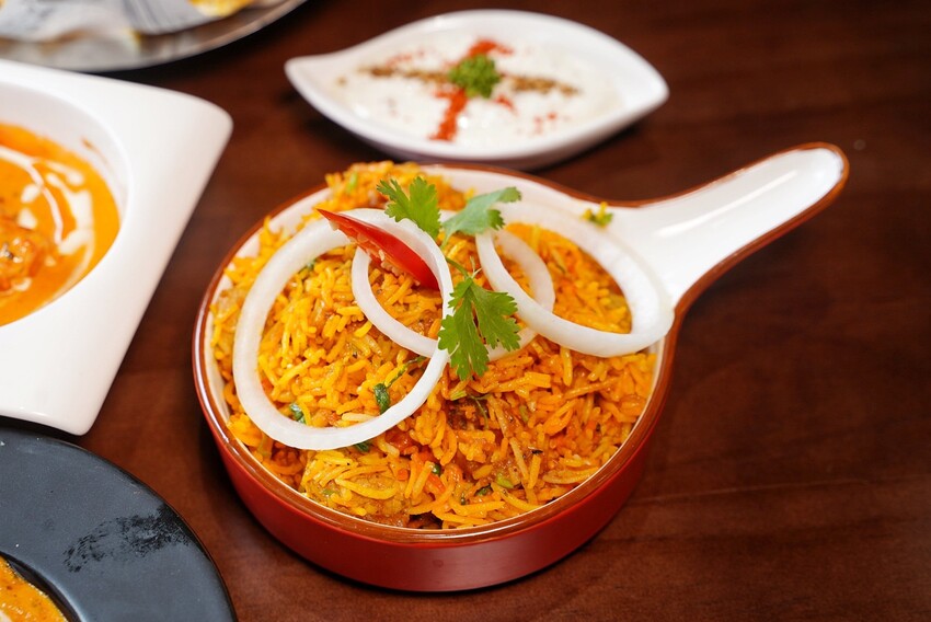 新竹小有名氣的「活力印度餐廳 HOLI Indian Restaurant」 插旗台中啦!老闆、廚師都是印度人,香料烤餅配上奶油雞肉咖哩,真的超級好吃!餐點選擇非常多元~ - 阿華田的美食日記